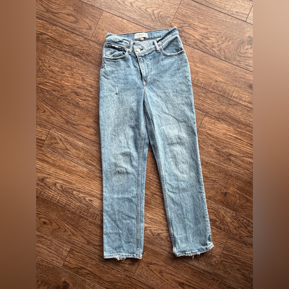 Abercrombie & Fitch light blue 90s straight denim jeans